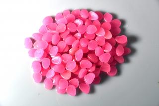 Fosforeskující oblázky-růžové,cena za 250 g (Dekorační plastové kameny)