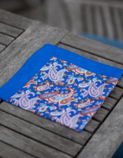 Modrý kapesníček do saka s paisley vzorem a modrým lemováním