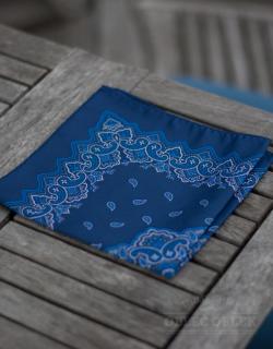 Safírově modrý kapesníček do saka s paisley vzorem