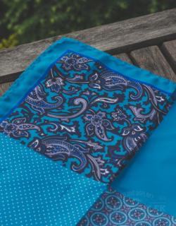 Tyrkysově modrý kapesníček do saka s paisley vzorem